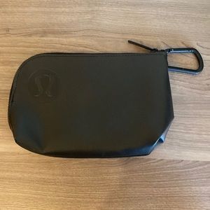 Gently used. Perfect for stashing keys, wallet, etc.